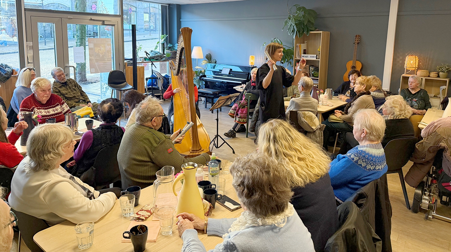 Julen startet allerede 25. november på seniorkafeen Kraftverket i år: En svær harpe, fullt hus, kaker og julesang.