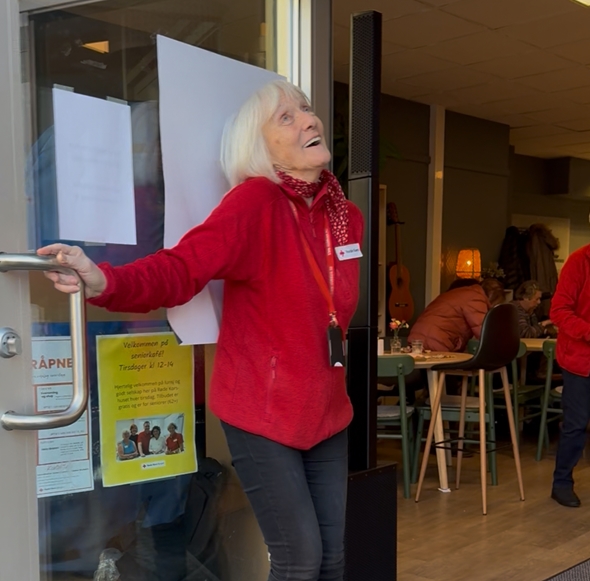 Det er ikke rart at det er fullt hus på Kraftverket hver tirsdag med sånne frivillige solstråler. - Kraftverket er blitt mitt andre hjem. Vi har så fine gjester også. De gir oss så mye, sier Minka.