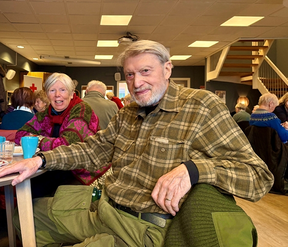 Ola Henry Hansen er stamgjest på Kraftverket. - Her er det ikke forskjell på høy og lav. Kraftverket er et veldig inkluderende sted, sier han.