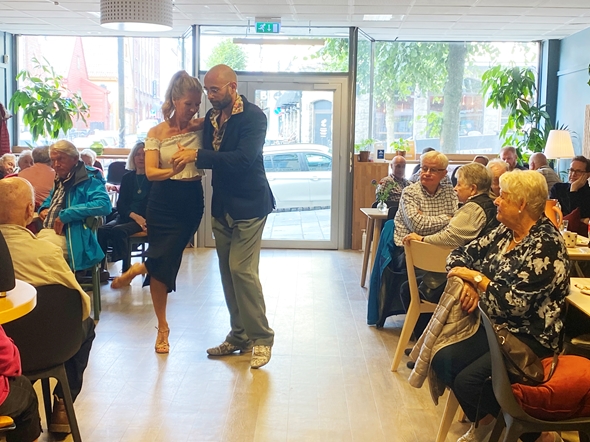 tango som underholdning på seniorkafeen kraftverket