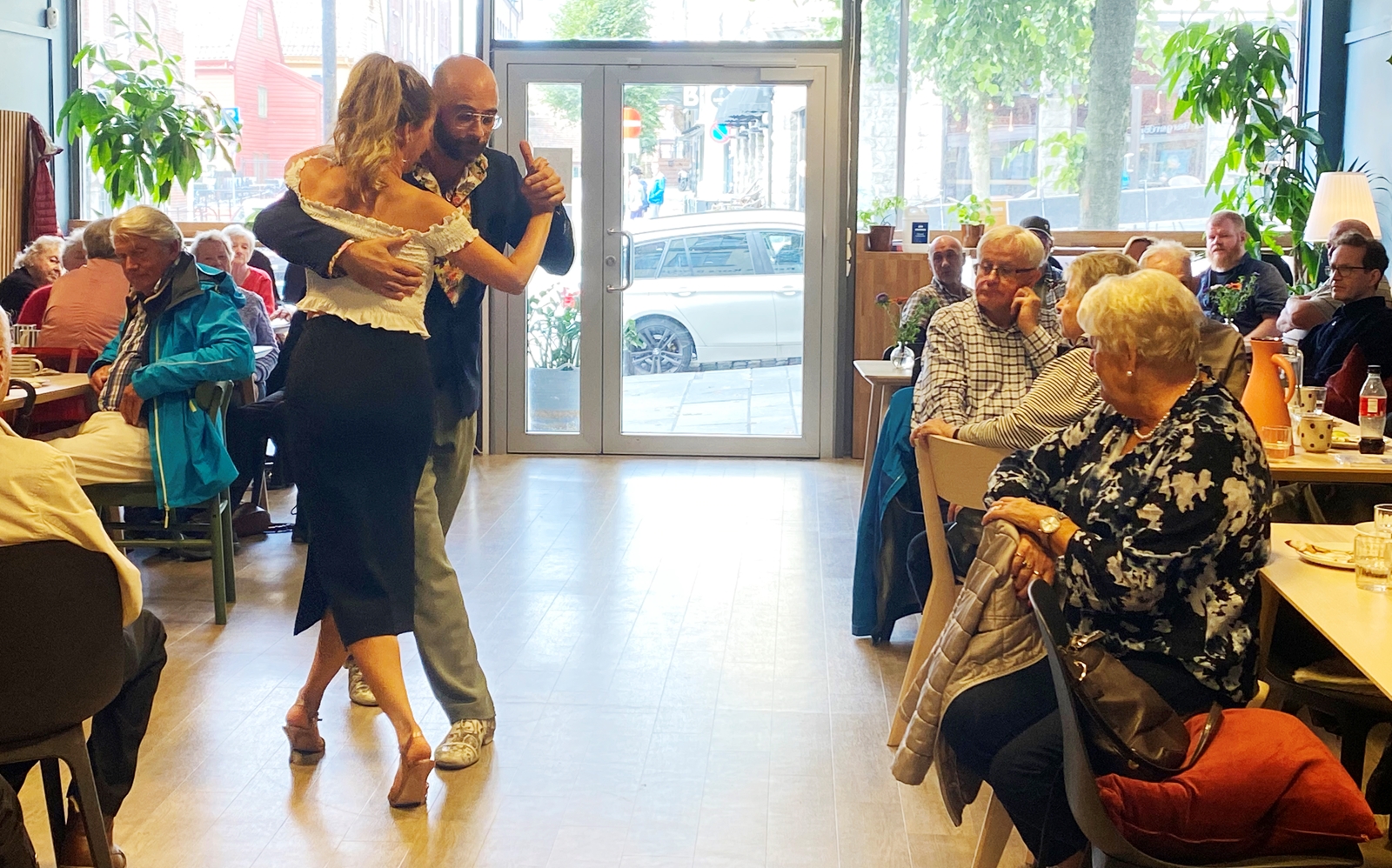 Underholdning med dans og tango på seniorkafeen Kraftverket på Røde Kors-huset på Vetrlidsallmenningen. 