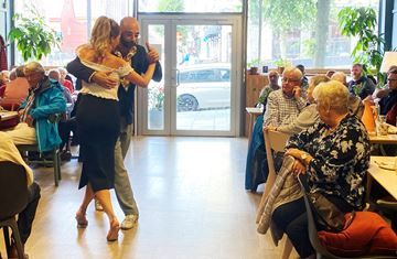 Underholdning med dans og tango på seniorkafeen Kraftverket på Røde Kors-huset på Vetrlidsallmenningen. 