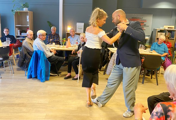 tango som underholdning på seniorkafeen kraftverket