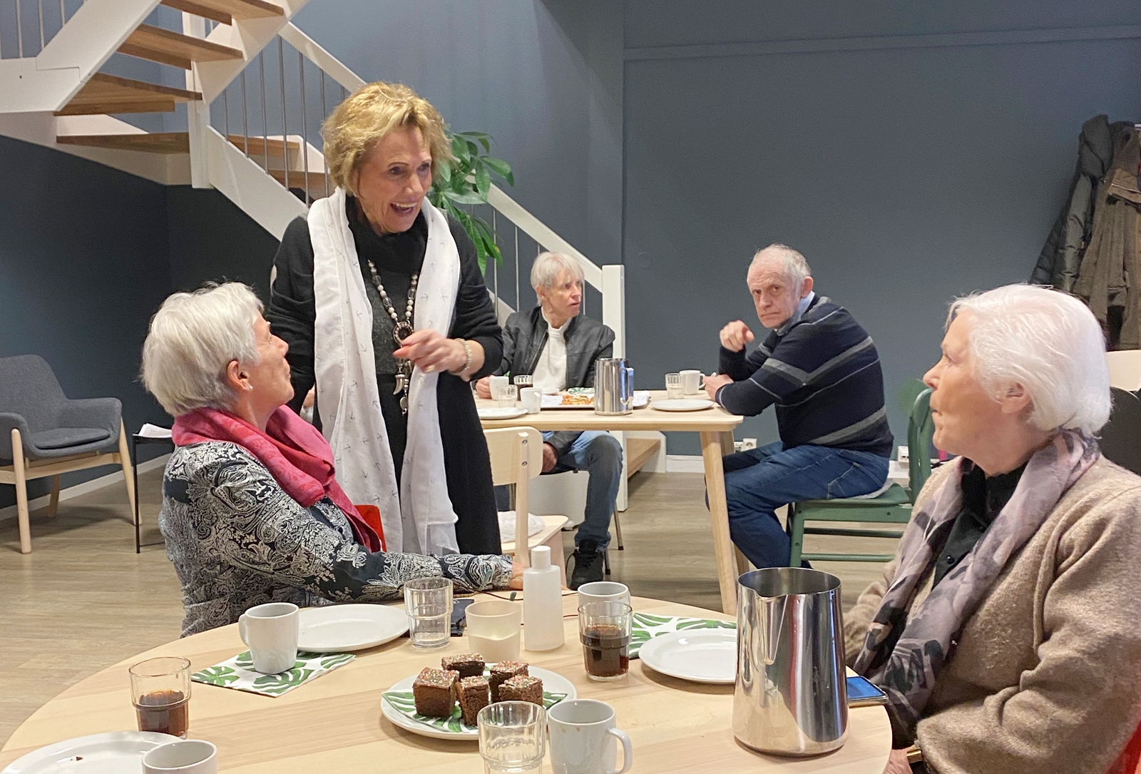 Deltakere og frivillige på Kraftverket, Røde Kors sin seniorkafe på Røde Kors-huset på Vetrlidsallmenningen i Bergen