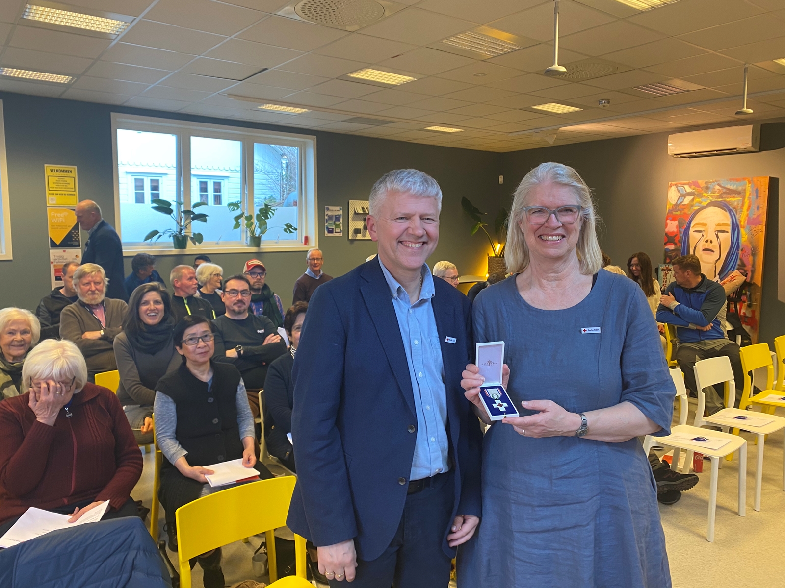 Tidligere styreleder i Bergen Røde Kors fikk hederstegnet av tidligere president i Røde Kors på Fellesverket i Bergen