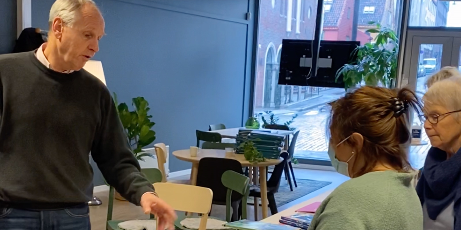 Frivillige norsktrenere i Bergen Røde Kors rydder i materiell på Røde Kors huset i Bergen