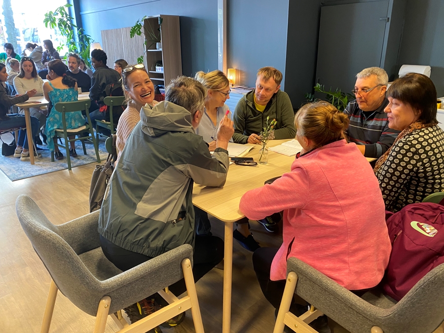 Frivillige og ukrainske flyktninger øver på norsk på Røde Kors huset i Bergen