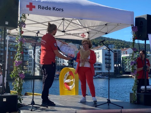 Banksjef Benedikte Toftesund var gudmor i dåpen av den nye Røde Kors-båten. På bildet er hun sammen med frivillige mannskap Thomas Hopland på båten.