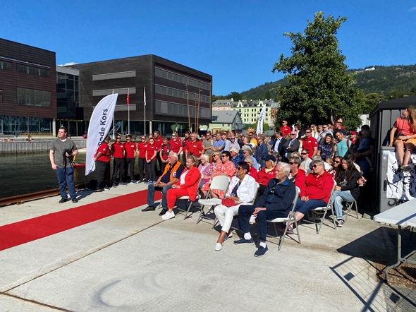 Dåp av den nye Røde Kors-båten på kaien på Møhlenpris i Bergen. Stort publikum.