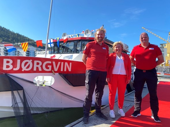 Styreleder i Røde Kors-båten Bjørgvin, Thomas Hopland, banksjef Benedikte Toftesund i Sparebanken Vest og fartøysjef Terje Hårvik foran den nye Røde Kors-båten