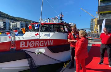Dåp av Røde Kors-båten 3. september på Møhlenpris i Bergen.