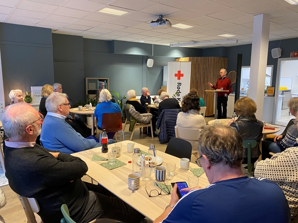 Gunnar Staalesen underholder deltakere på seniorkafeen til Røde Kors