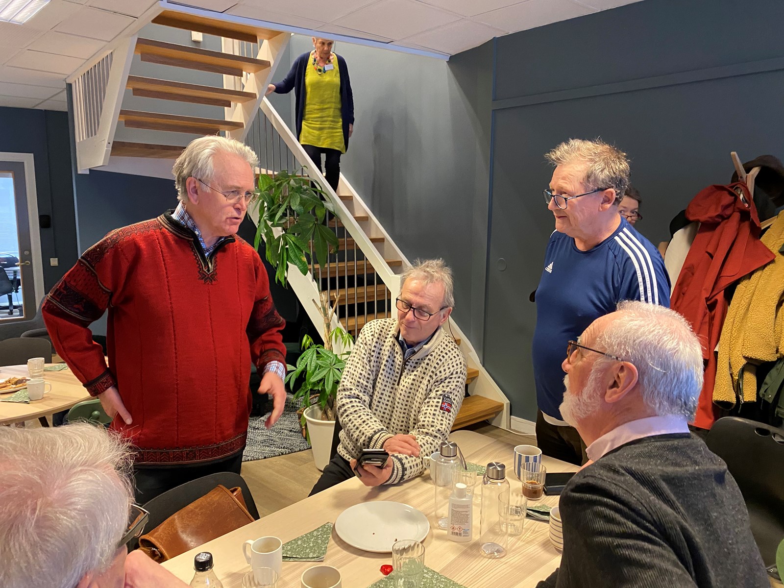 Forfatter Gunnar Staalesen på seniorkafeen Kraftverket sammen med andre deltakere på seniorkafeen på Røde Kors-huset.