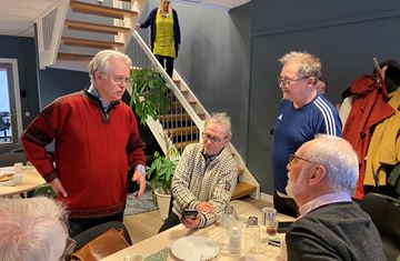 Forfatter Gunnar Staalesen på seniorkafeen Kraftverket sammen med andre deltakere på seniorkafeen på Røde Kors-huset.