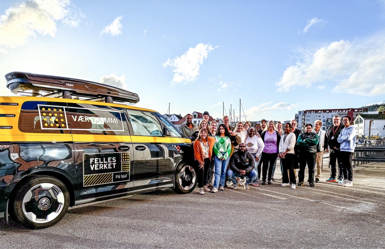 Tjommibussen er et mobilt supplement og fylles med ungdomstilbudet Fellesverket er kjent for: Gratis mat og drikke, trygge frivillige voksne som er kurset i konflikthåndtering, aktiviteter, mennesker med varme øyne og ekte kjærlighet til Bergens oppvoksende befolkning.