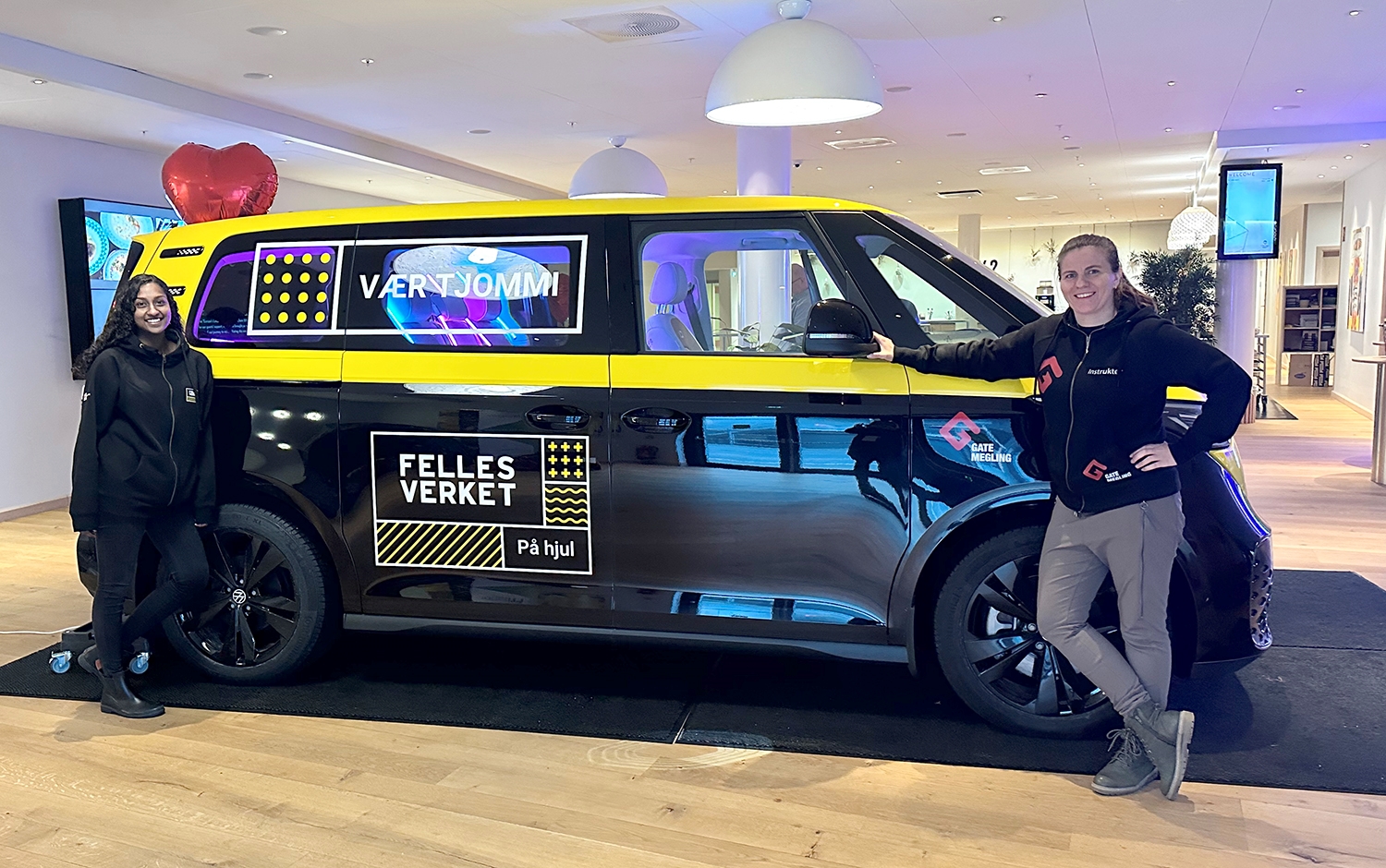 Thaniya Panchalingam og Carina Hermansen viser frem Tjommi-bilen og Bergens første ungdomshus på hjul i Stavanger denne uken. Torsdag er bilen på plass i Bergen. – Vi gleder oss til å gå i gang med dette prosjektet sammen med ungdommene i Bergen, sier Hermansen.