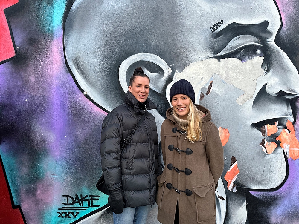 ØNSKER SEG FLERE EVA-FRIVILLIGE TIL JUL: (F.v.) Alette Fjørtoft Grøsvik (27) og Julie Juvik (29) er gruppeledere i EVA-aktiviteten i Bergen Røde Kors. De besøker Krisesenteret hver uke. Nå trenger de flere frivillige på laget, slik at de kan dele opp barnegruppen og mødregruppen.