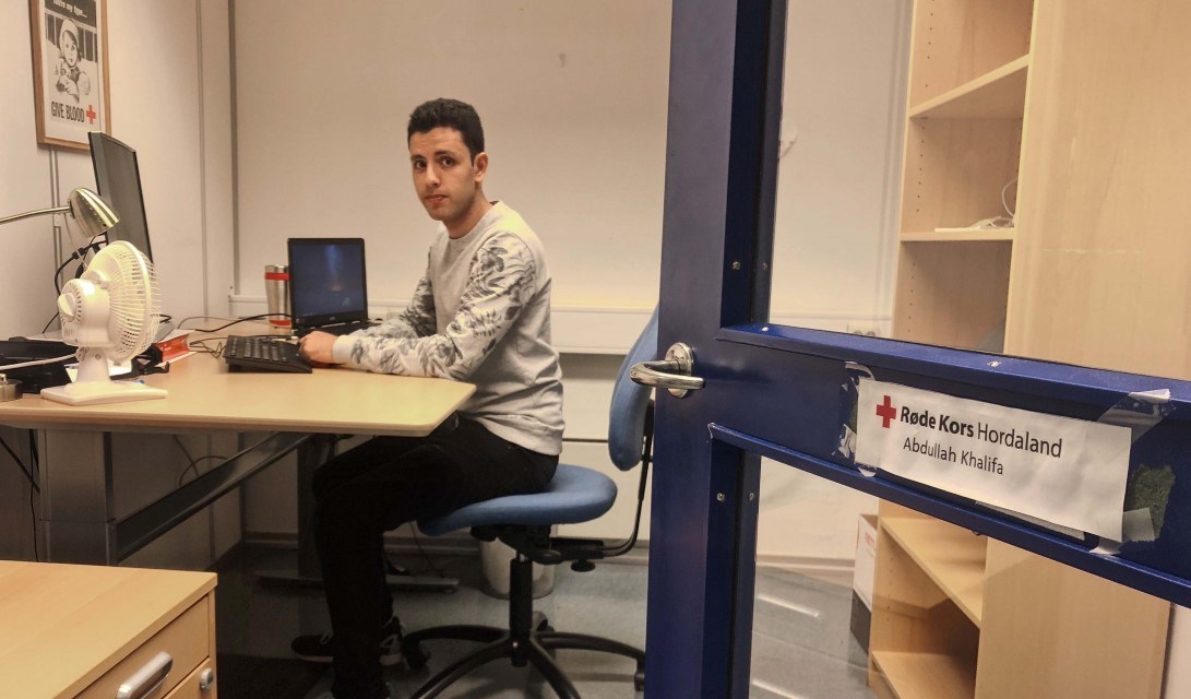 Abdullah Khalifa (23) kom til Norge som flyktning i 2015. Nå hjelper han Røde Kors med å lage en mobilapp som skal gjøre ankomsten enklere for dem som kommer etter ham. 