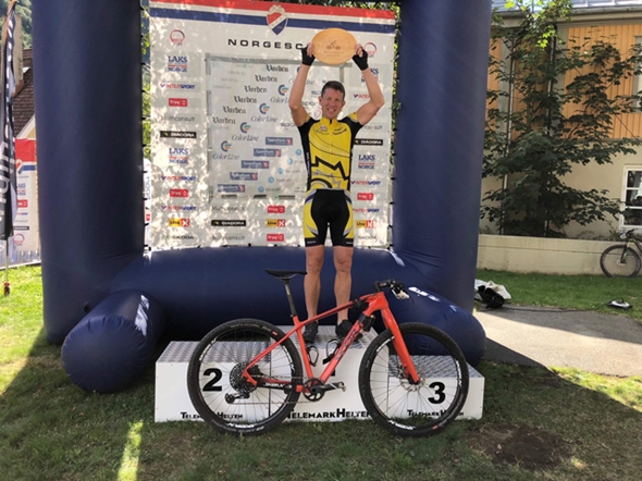 Birger Rye på seierspallen under Helterittet. Nå har han lagt konkurransesyklingen på hyllen, men holder seg fortsatt aktiv og går på turer i fjellet. Foto: privat