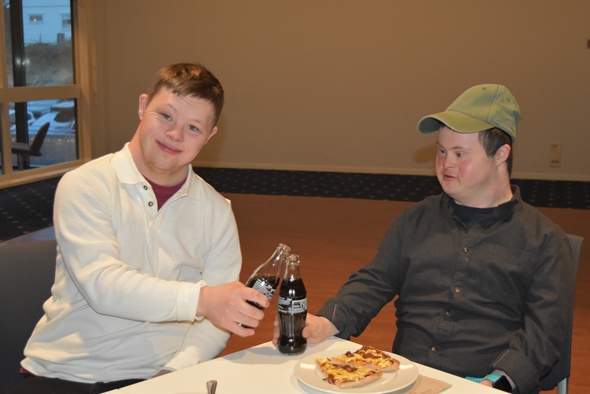 To kamerater på dans