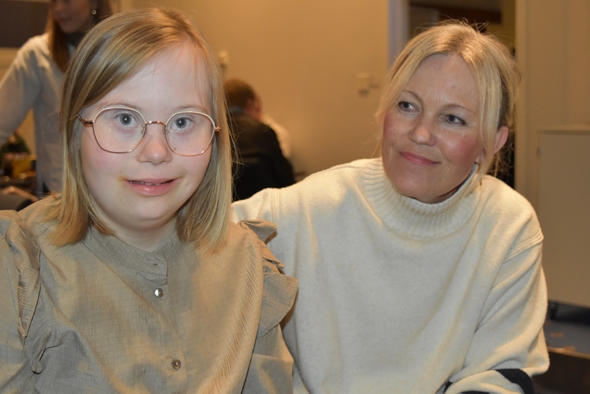 mor og barn på diskoteket