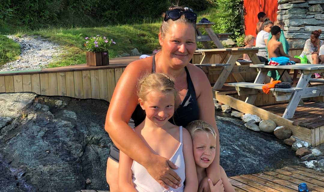 Emily (8) og Sebastian (4) koser seg på ferie sammen med mamma (37) i Strandebarm. I juli var rundt 80 personer på ferie i Strandebarm gjennom Røde Kors-tilbudet Ferie for alle. Deltakerne bodde på Strandebarm Sportell, og uken var fylt med bading, lek og moro. 
