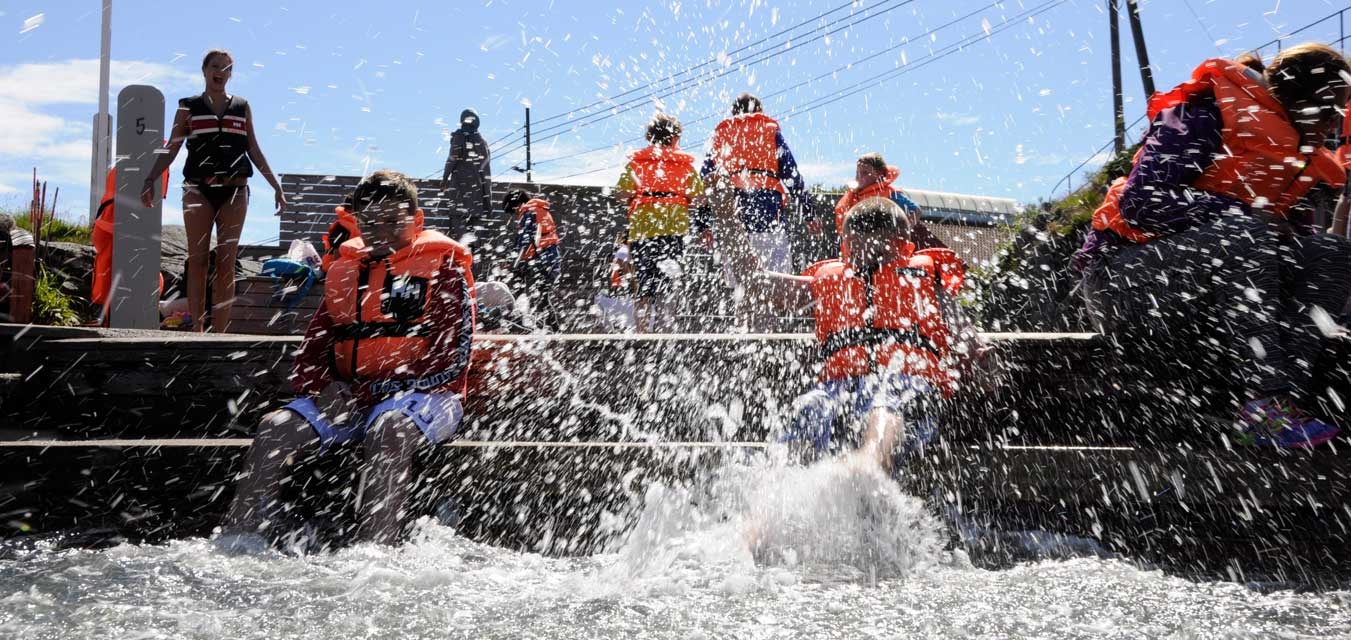 Bildet viser barn som leker ved vannkanten. 