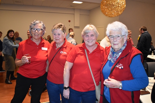 Frivillige som står på dansegulvet med deltagere