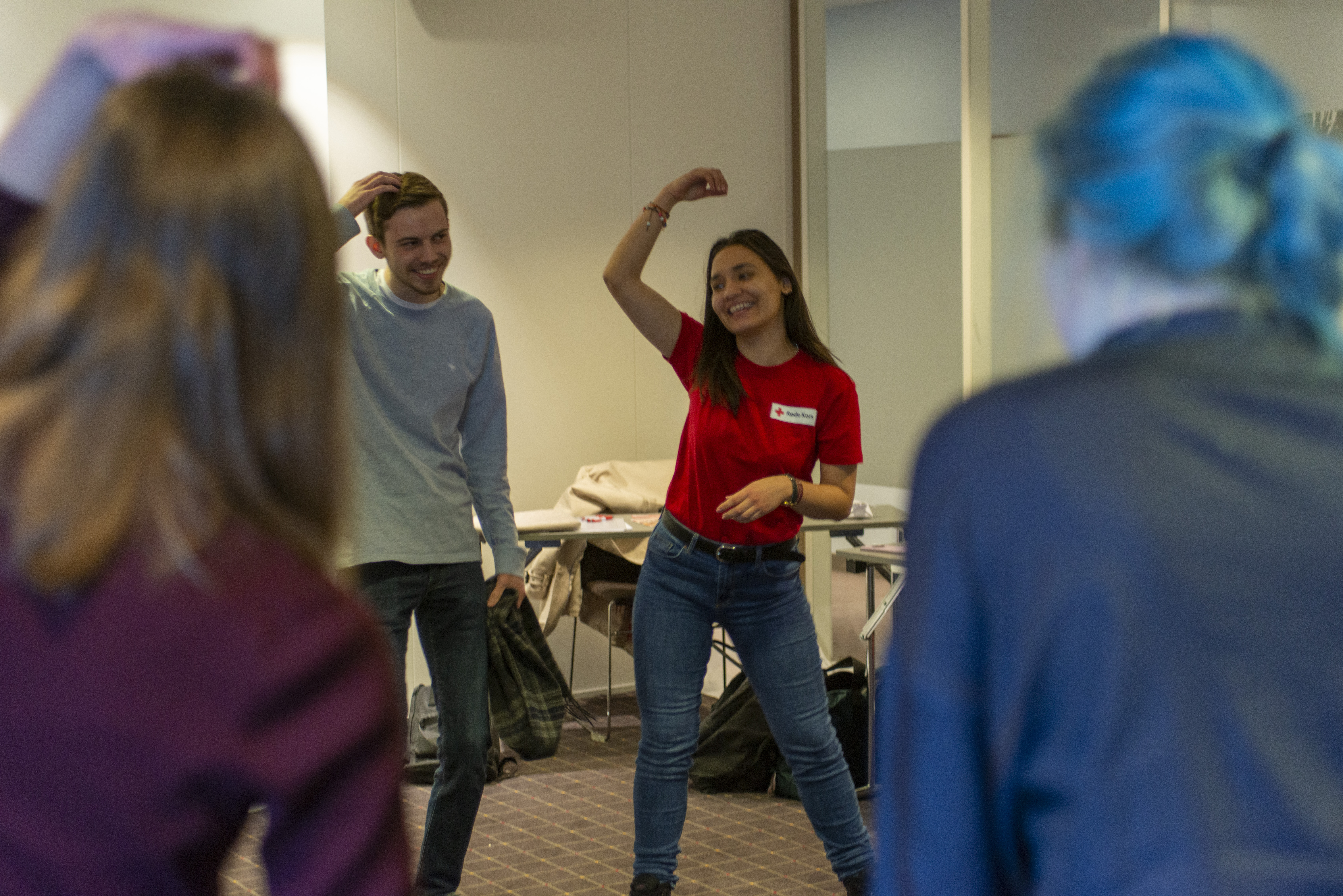 Ungdom gjør øvelser