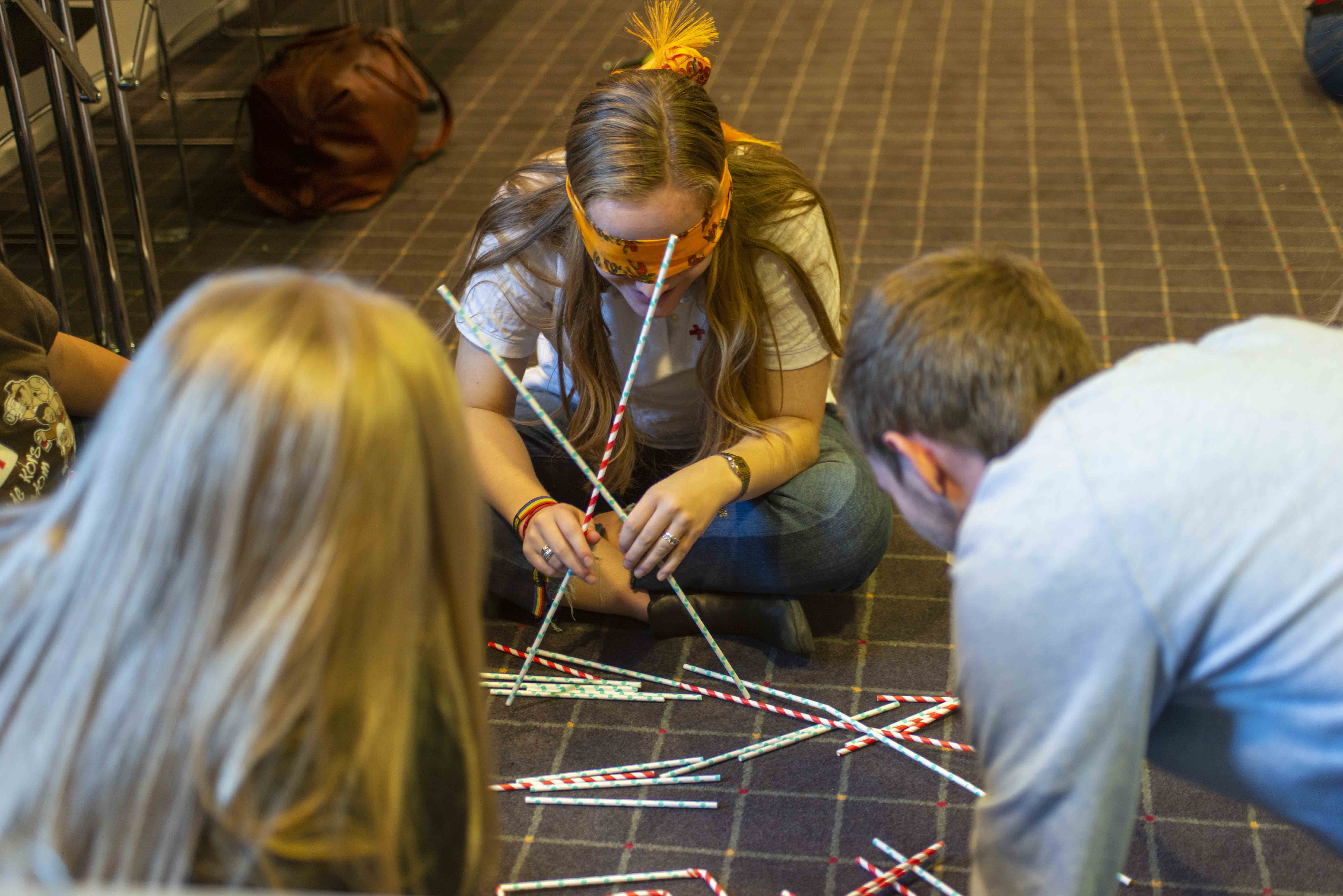 Ungdom bygger mennesketårn