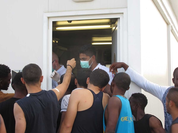 Delegater fra Hordaland Røde Kors deler ut mat i flyktningleiren. 