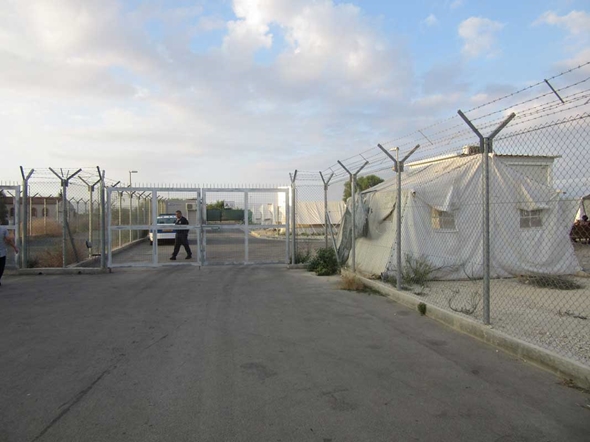 Bildet viser portene inn til flyktningleiren. 