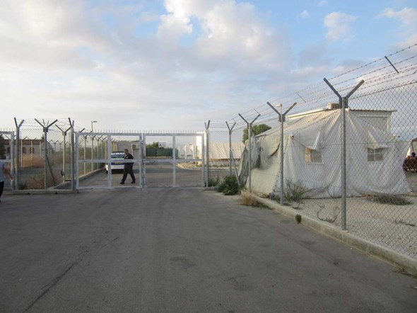 Bildet viser portene inn til flyktningleiren. 