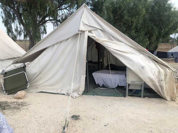 Bildet viser et telt i flyktningleiren. 