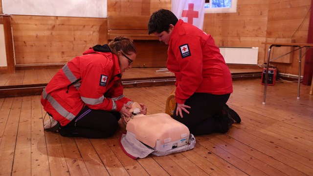 På Røde Kors-huset på Osterøy øver Silje og Laila på førstehjelp.