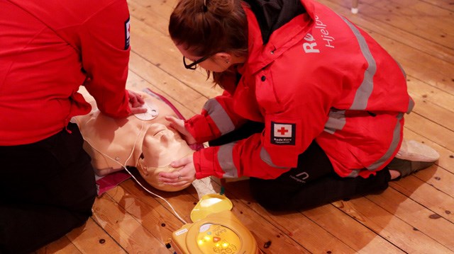 På Røde Kors-huset på Osterøy fortsetter de to hjelpekorpserne Laila Marlen Blix (t.v) og Silje Kleppe å trene på førstehjelp.