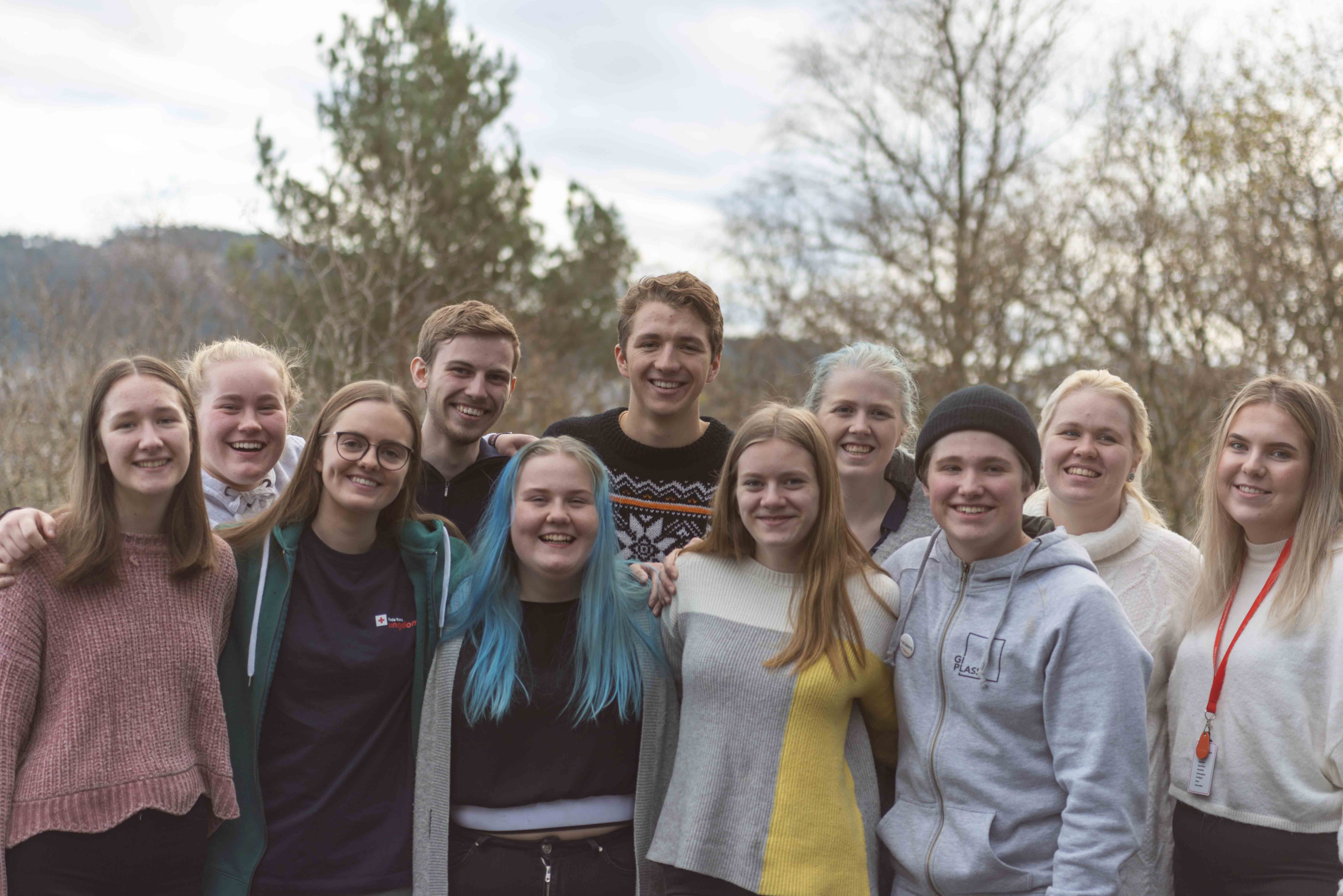 unge mennesker samlet ute i røde kors ungdom hettegensere