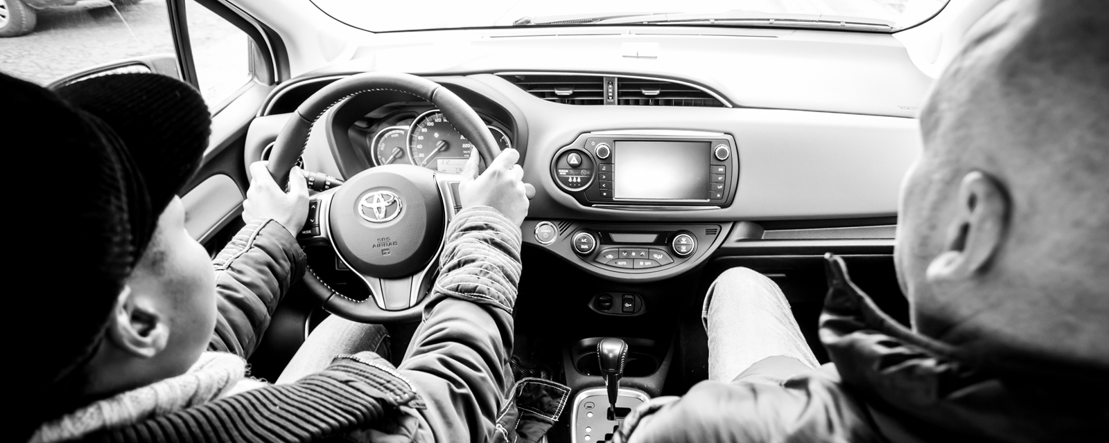 Personer som kjører bil.