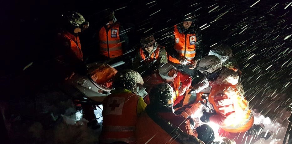 Hjelpekorps i aksjon i snøstorm nattestid