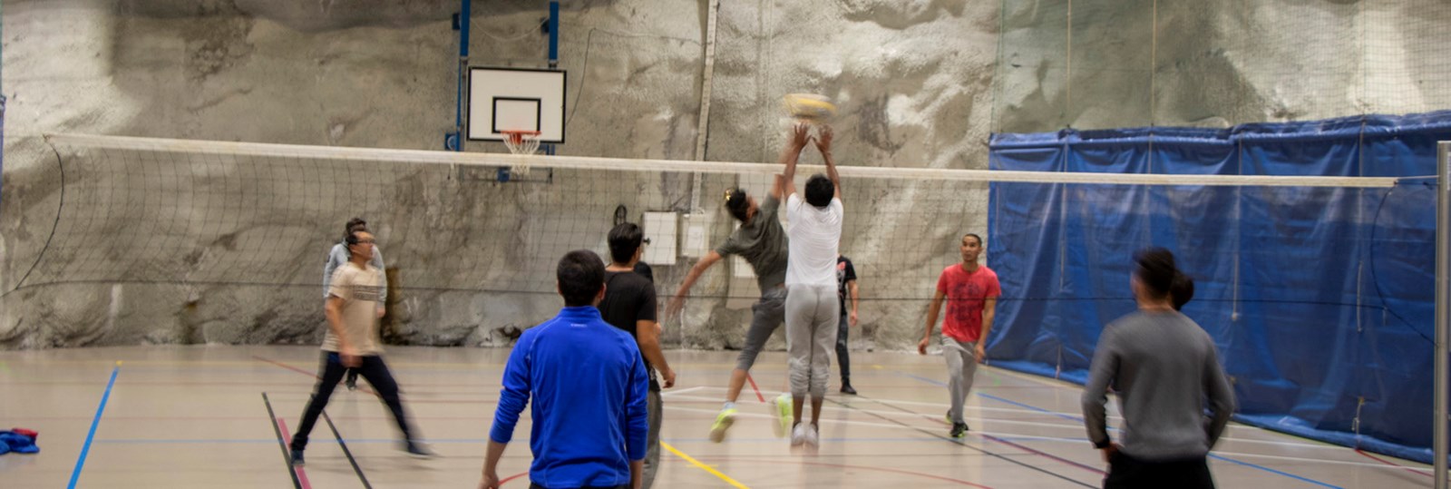 ungdom som spiller volleyball på Åpen hall et fritidstilbud i Stjørdal 