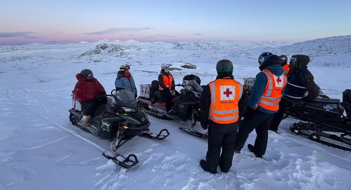 Frivillige på fjellet med snøskuter