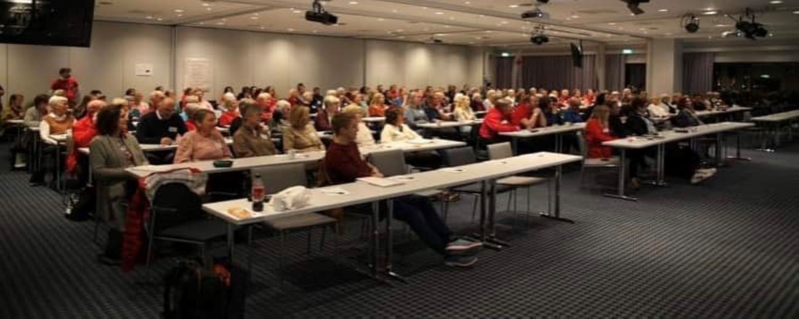 Frivillige i Røde Kors i møtesal 