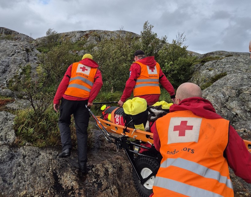 Frivillige med båre ute i terrenget