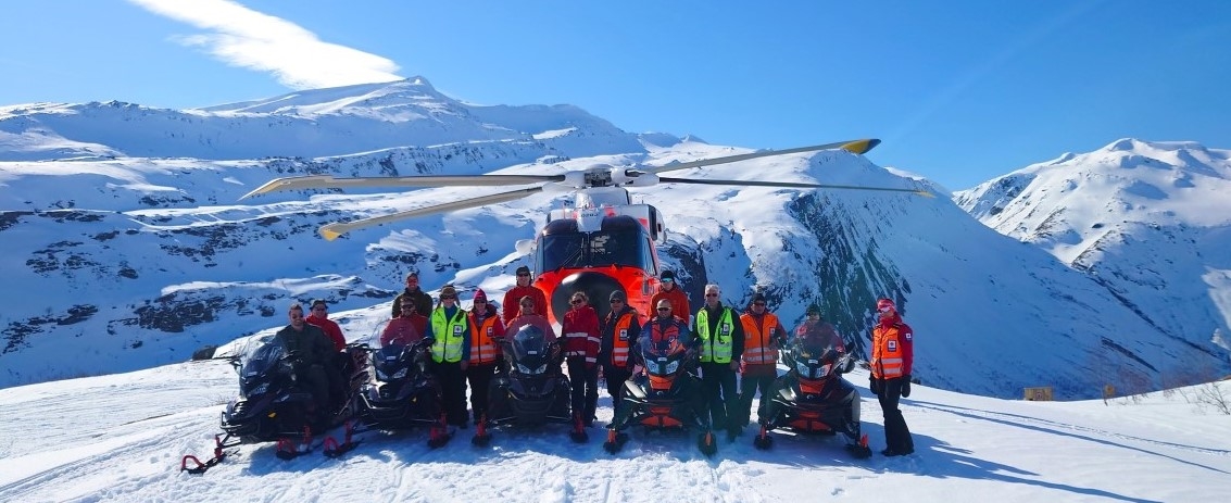 bilde frivillige og helikopter