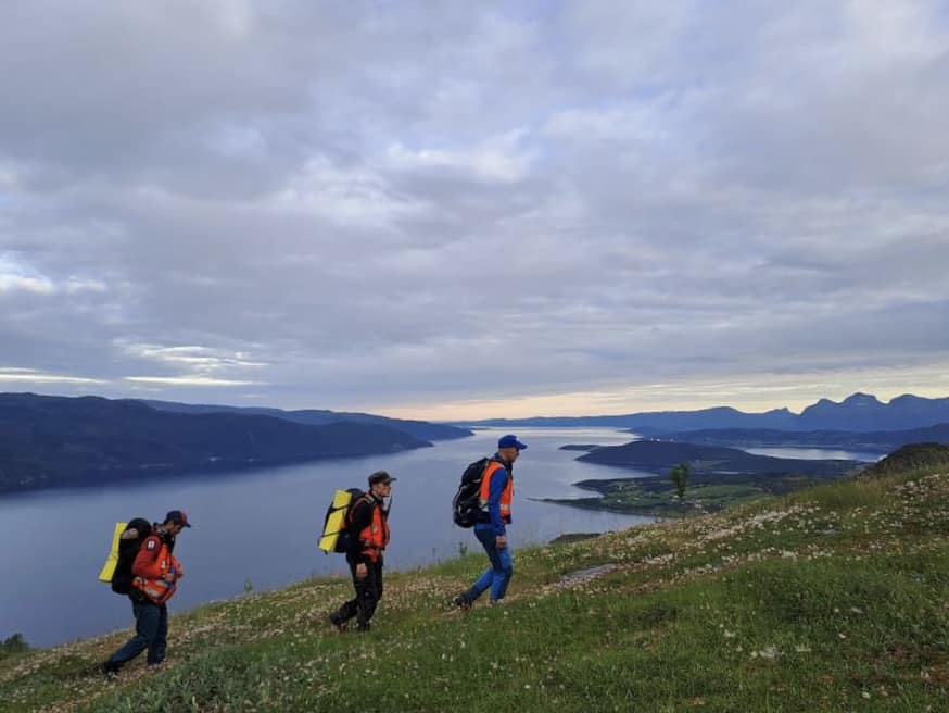 3 personer går på fjellet