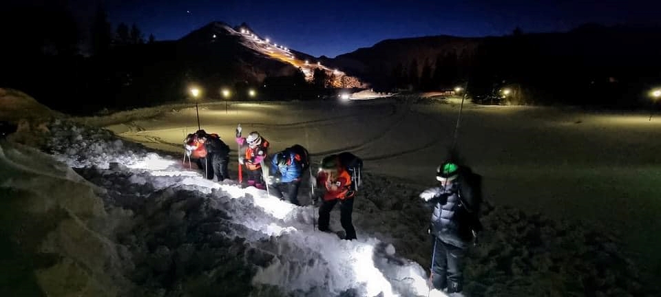 Bilder av frivillige i snø under skredsøk