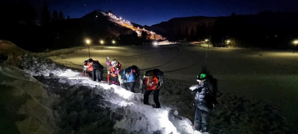 Bilder av frivillige i snø under skredsøk