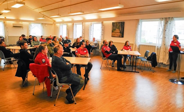 Rundt 15 potensielle nye medlemmer i hjelpekorpset besøkte oss da vi hadde Åpent Hus.