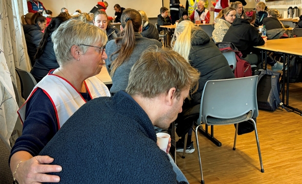 Ellen Larsen tar vare på evakuerte