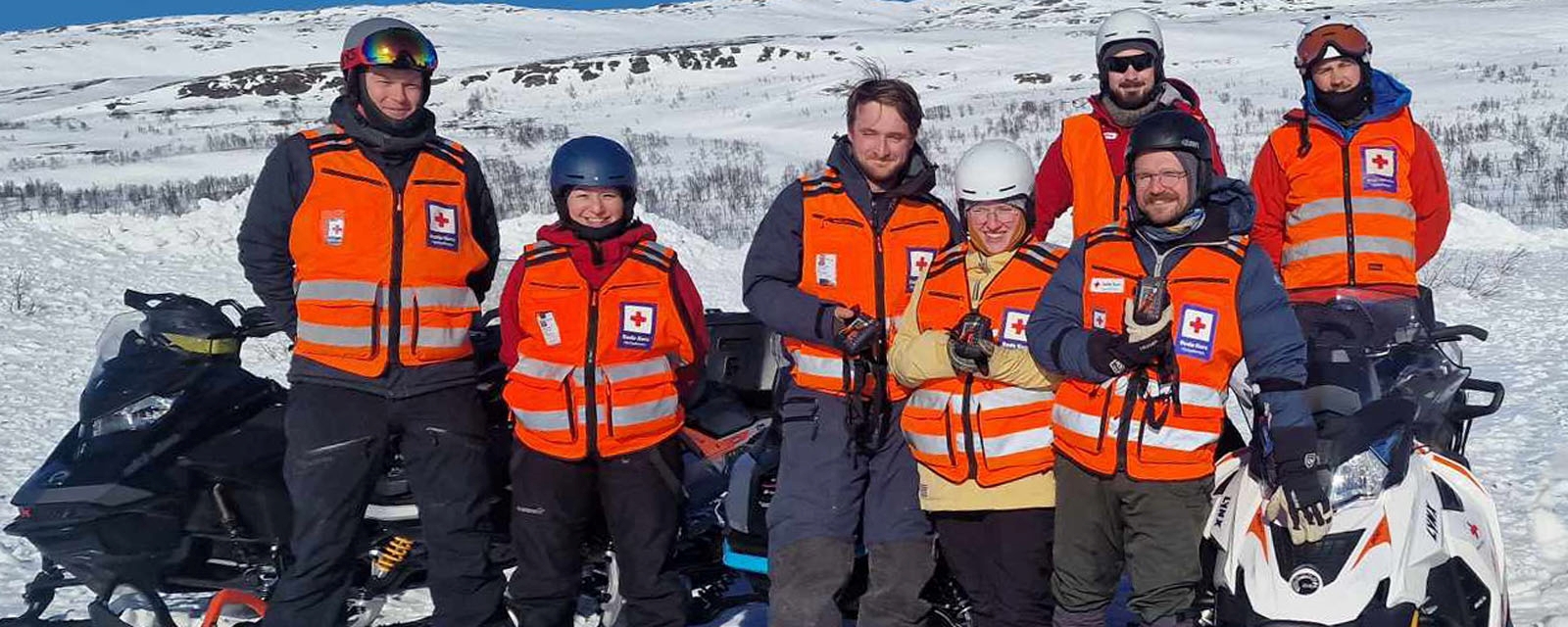 Hjelpekorpset med de tre nye skredsøkerne etter redningsaksjonen
